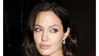 アンジェリーナ、左腕のタトゥに双子の生まれたフランスを加える