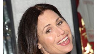 父親公表せずのミニー・ドライヴァー、生後1か月の息子の写真をSNSに掲載