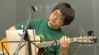 『相棒』鑑識・米沢守を演じる六角精児が「おれを見ていろ!」とギター片手に熱唱!