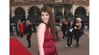 ジェマ・アータートン、生まれたときは指が6本あった