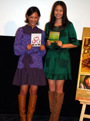 長澤まさみと谷村美月の超ミニスカに熱視線 すてきだと思う男性は笑顔がポイント シネマトゥデイ