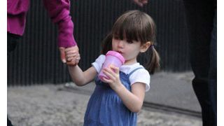 スーリちゃん、お気に入りの靴は金色