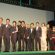 会場に記者入れず…異例の厳戒警備のセレモニー