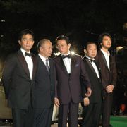 麻生総理大臣が金城武らと六本木のグリーンカーペットを堂々歩く!