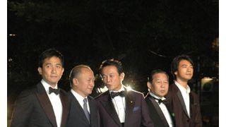 麻生総理大臣が金城武らと六本木のグリーンカーペットを堂々歩く!