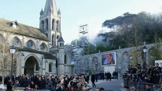 ギョーム・ドパルデューの葬式に、フランス芸能界の有名人たちが参列