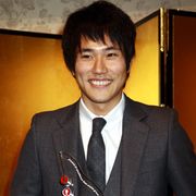 松山ケンイチ、アジア映画の頂点に!受賞かみしめた顔、緊張でこわばる