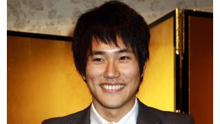 松山ケンイチ、アジア映画の頂点に!受賞かみしめた顔、緊張でこわばる