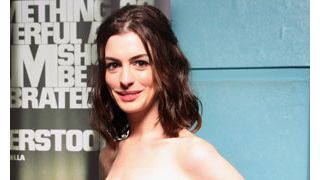 アン・ハサウェイ、胸元強調のセクシードレスで登場！「今は彼氏ナシ」宣言！【第52回ロンドン映画祭】