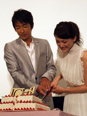 綾瀬はるかと大沢たかおがケーキ入刀で舞台あいさつは結婚披露宴に？