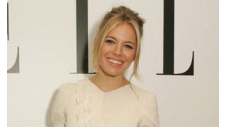 シエナ・ミラー、またまたパパラッチ相手に告訴