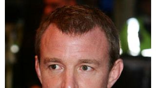 ガイ・リッチー、今度は撮影現場でマドンナのファンに脅迫される