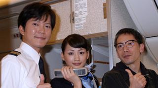 世界初の上空1万メートルでの試写会開催!綾瀬はるかCA姿でアテンド!