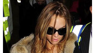 リンジー・ローハン、「毛皮ババア！」とののしられ小麦粉1袋頭からあびる！