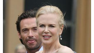 ニコール・キッドマン、あわや胸ポロの危機！笑顔凍り付く