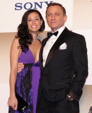 「007」ダニエル・クレイグ、結婚間近の恋人サツキ・ミッチェルとラブラブツーショットを披露！