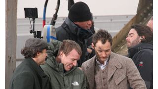 マドンナとの離婚仮成立にガイ・リッチー、撮影所で祝杯！