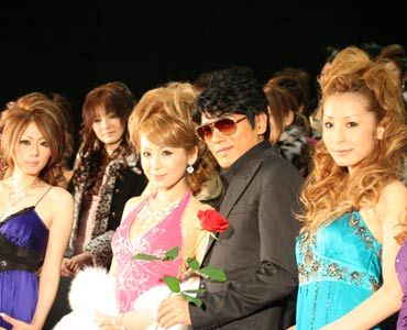 来年パパの高橋克典 キャバクラ嬢を前にあがりまくり シネマトゥデイ