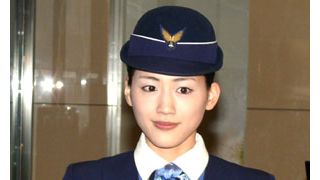 綾瀬はるかの前を観客が素通り!?CA姿がハマりすぎで苦笑