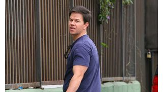 マーク・ウォールバーグ、立ちション中を激写されピーンチ！