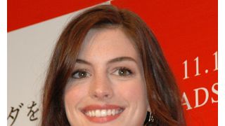 アン・ハサウェイとのデート権、男性3人が120万円で落札！