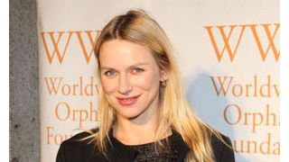 ナオミ・ワッツ、赤ちゃんを連れて雪の中をお出かけ