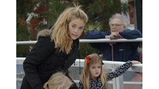 自動車事故に遭ったチャーリー・シーンの娘たち、スケートを満喫