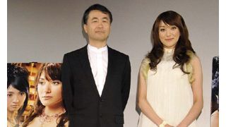 超ミニスカにナマ脚がまぶしすぎ!女子大生シンガー、ステファニーが5オクターブの熱唱!