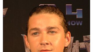 シャイア・ラブーフ、事故でケガをした左手に2度目の手術