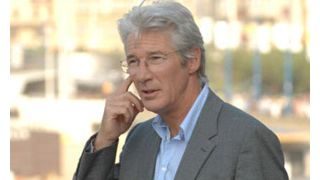 リチャード・ギア、トップレス女性をチラ見!?ビーチで視線隠す