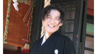 小栗旬がはかま姿で初詣！『クローズZEROII』の大ヒット祈願