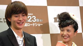 仲良く「Yes, we can！」吉高由里子に翻弄される岡田将生