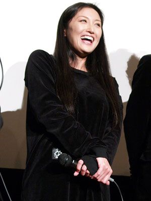 母になってもセクシーな井上晴美 相手役に 好き と熱烈告白 シネマトゥデイ