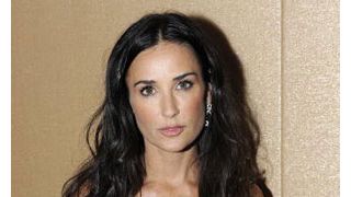 デミ・ムーア、娘の交通違反で一緒に運転講習に出席