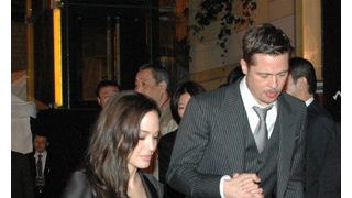 ブラピとアンジーに六本木が大熱狂!アンジー妖艶な胸元強調ドレスで30分ファンサービス!