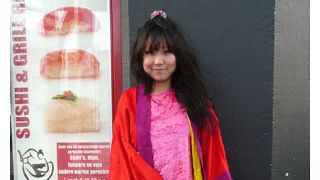 道行く人に指をさされまくるド派手のファッション日本人監督がロッテルダム国際映画祭に登場！