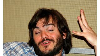 ジャック・ブラック、波乗りにチャレンジして半尻披露！