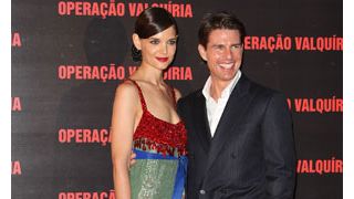 トムの妻ケイティ・ホームズを胸がぺちゃんこでヤセすぎ！とメディアが非難