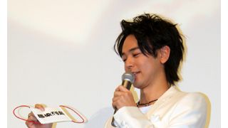 妻夫木聡、女性観客に特製マスクを優しく装着！