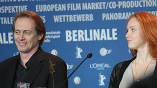 ネット的な映画?ジュード・ロウの女装が話題の『レイジ』は革新的映画