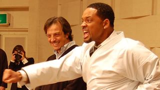 ウィル・スミスが日本で空手をサプライズ見学!プレゼントに「いきなり黒帯なんて最高だ!」