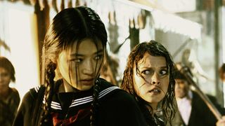 小雪とチョン・ジヒョンの美女共演!セーラー服で日本刀の激しいアクション!