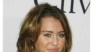 アジア系の人種を侮辱?つり目をした写真でマイリー・サイラスが3600億円の賠償金支払い?