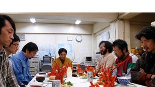 堺雅人や生瀬勝久らデカすぎる伊勢エビかぶりつき！「めちゃうまい！」