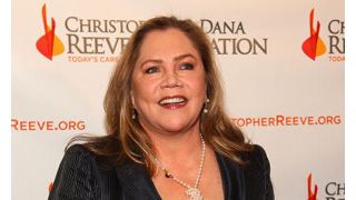 キャスリーン・ターナー、ギプスと松葉づえで舞台復帰