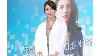 セクシー白衣の山本モナ「彼には助けられている」と注目発言!