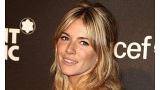 エコフレンドリーなはずのシエナ・ミラー、飛行機に乗り過ぎと環境団体が非難