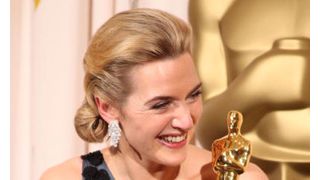 ケイト・ウィンスレット、オスカー像が手離せない!?像のお尻見つめワオ!