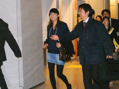 広末涼子、アカデミー賞授賞式を終え成田に笑顔で到着！