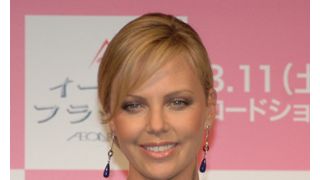 シャーリーズ・セロン、愛犬の散歩マナーは完璧に！